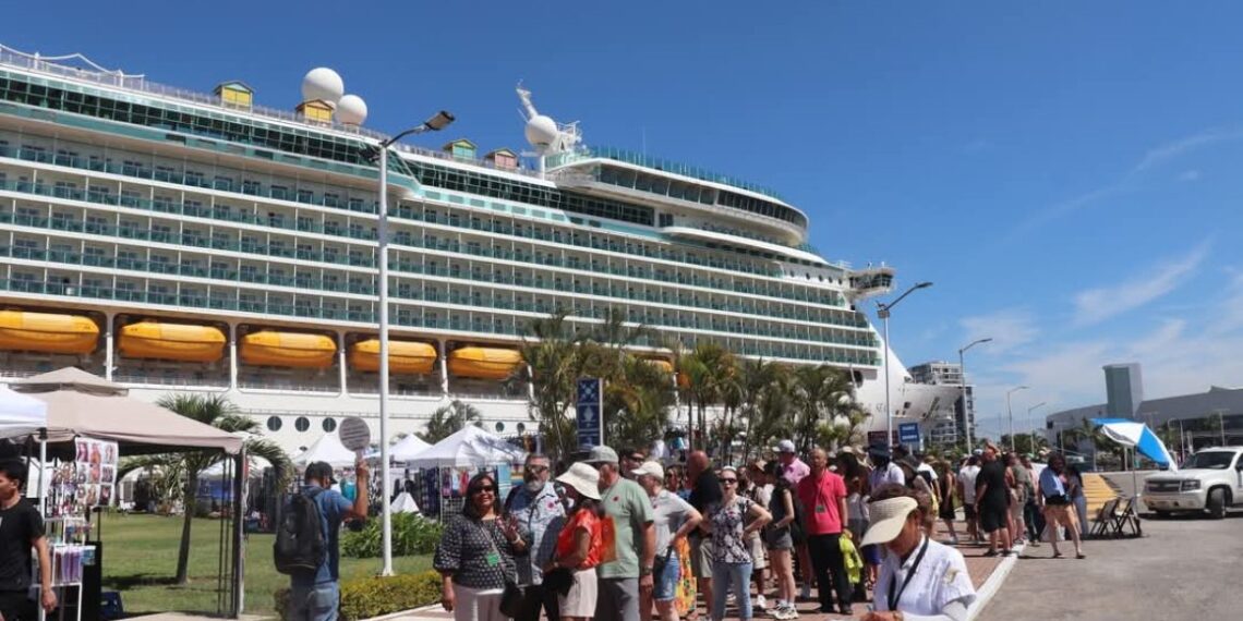 Se registra en Puerto Vallarta primer triple arribo de cruceros del año