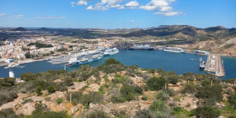 Jornada histórica en el puerto de Cartagena, con la presencia de cinco cruceros de turismo » Puente de Mando, por Juan Carlos Díaz Lorenzo