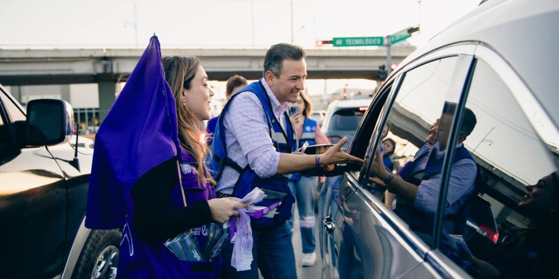 Reparte Alcalde folletos en Crucero Violeta para concientizar sobre violencia de género. – Al Contacto