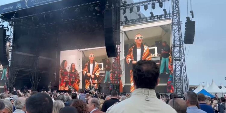 Robbie Williams, el niño travieso, la lía en el Puerto de Málaga en un concierto en el que bautizó un crucero