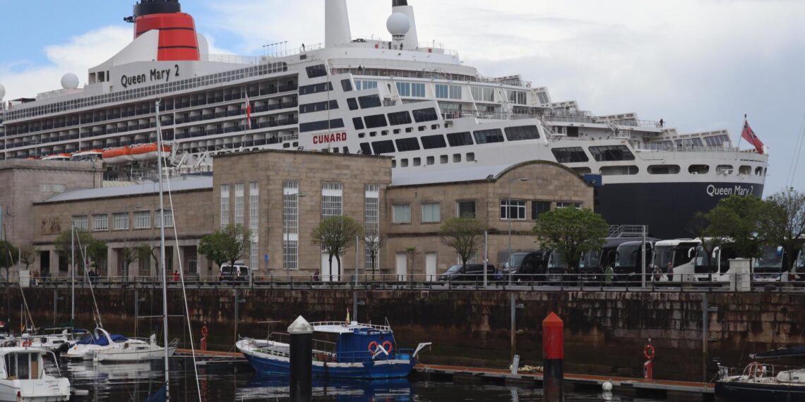 Crucero atracado en la Estación Marítima de Vigo