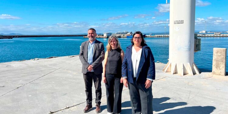 El concejal de Turismo del Ayuntamiento de Roses, Fèlix Llorens; la directora general de Transports i Mobilitat y vicepresidenta de Ports de la Generalitat, Susi López, y la directora general de Ports de la Generalitat, Esther Roca
