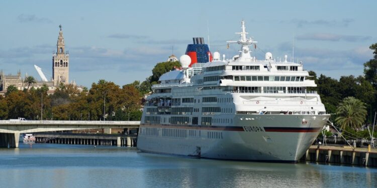 Sevilla recibe este lunes al Europa, el crucero de mayores dimensiones de la temporada