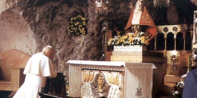 sus cinco viajes a la "tierra de María"