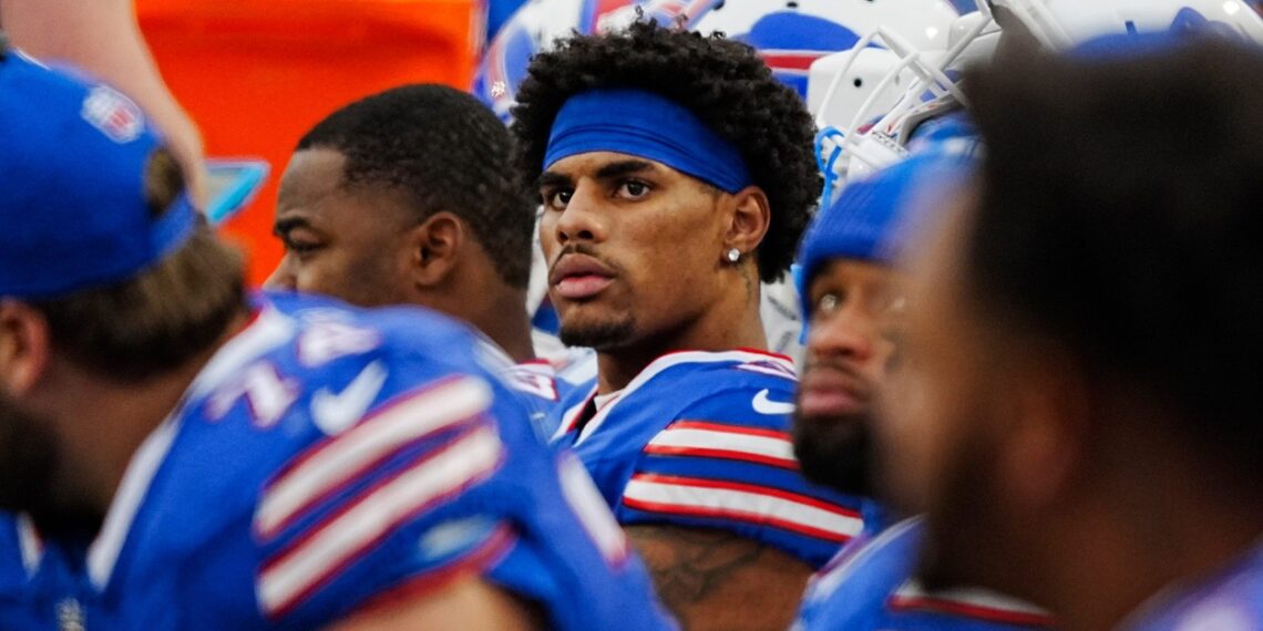 Keon Coleman revela una hilarante verdad sobre el caos de los viajes en la NFL mientras los Bills enfrentan el brutal clima de Buffalo después del soleado Los Ángeles.