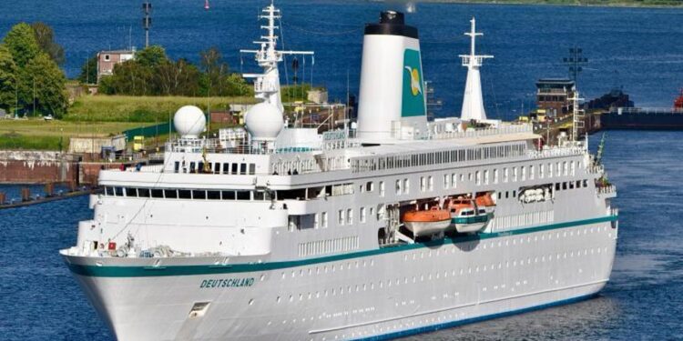 Un crucero universitario inspirado en el Titanic que da la vuelta al mundo atraca en A coruña donde estará cinco días