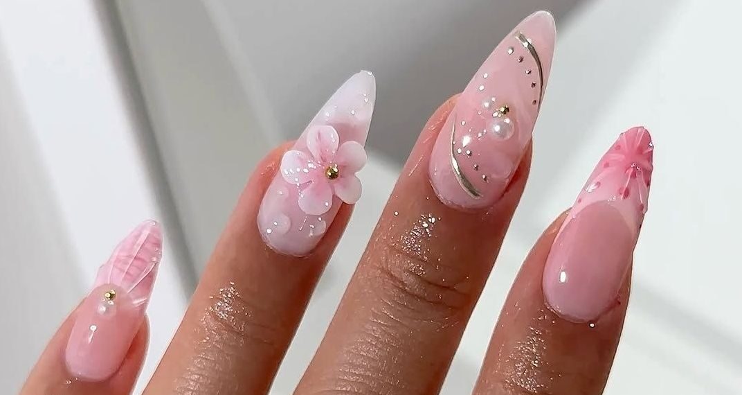 Uñas con charms, la manicure brillante y divertida para llevar en Primavera-Verano 2025