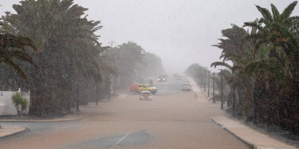 ¿Es seguro viajar a Lanzarote? Lluvias torrenciales de la tormenta Olivier provocan inundaciones en las islas Canarias