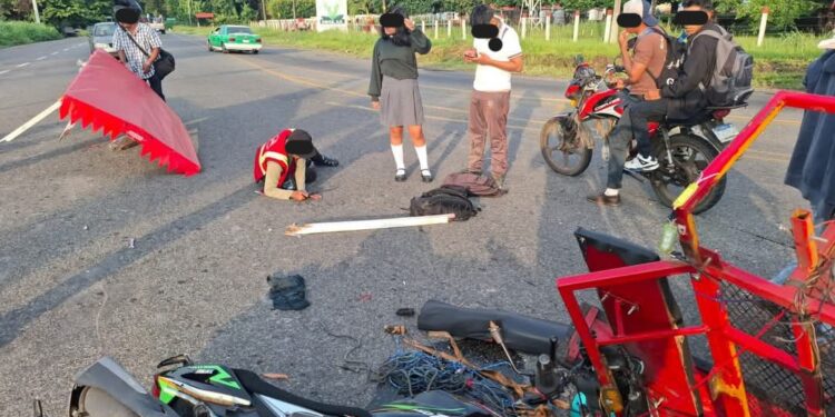 Mototriciclo impactado por colectivo en crucero Talismán–Cacahoatán