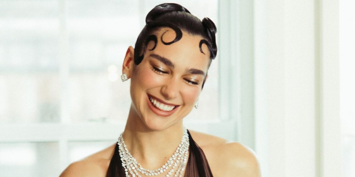 Así se preparó Dua Lipa para la MET Gala 2025 con plumas, cristales... y Callum Turner