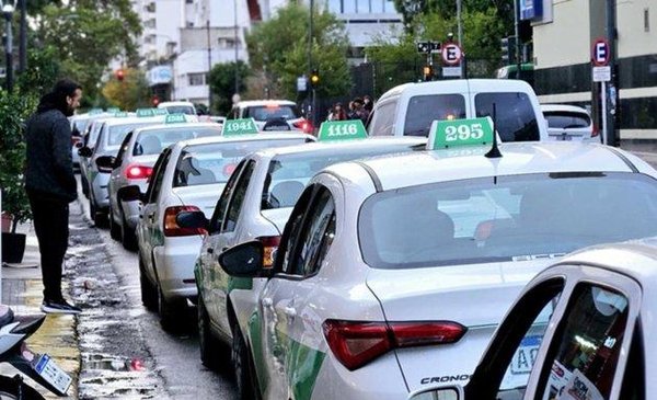 Crecen los problemas entre taxistas y choferes de aplicaciones de viajes