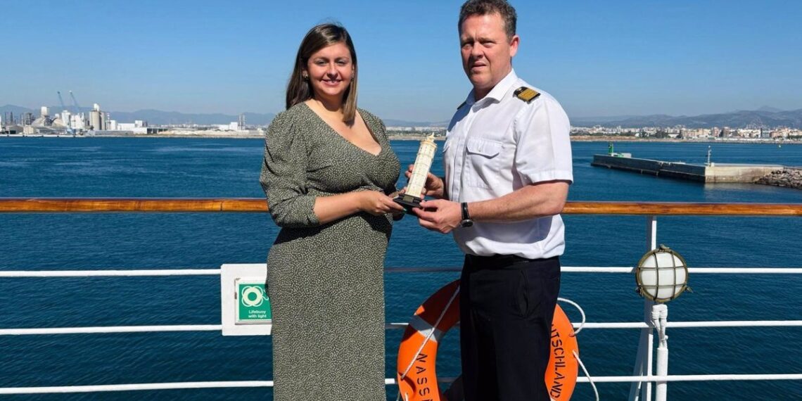 Castelló ofrece a los más de 400 turistas del primer crucero del año un dispositivo de acogida