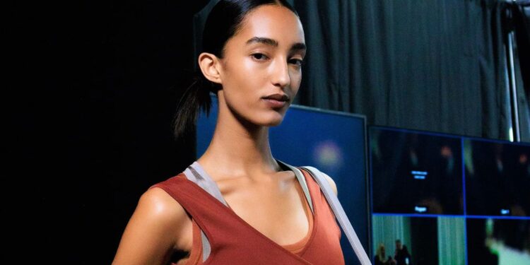 Cómo llevar suéteres cruzados de bailarina de ballet en tendencia mayo 2025