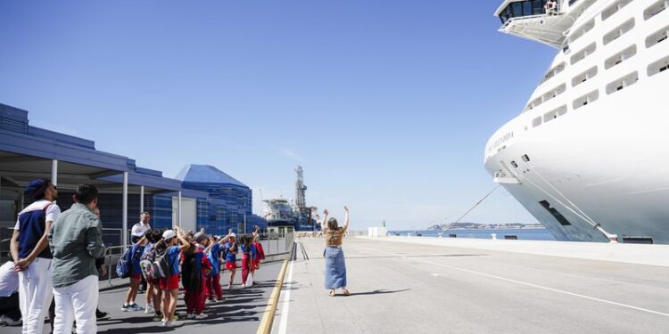Estudiantes visitando