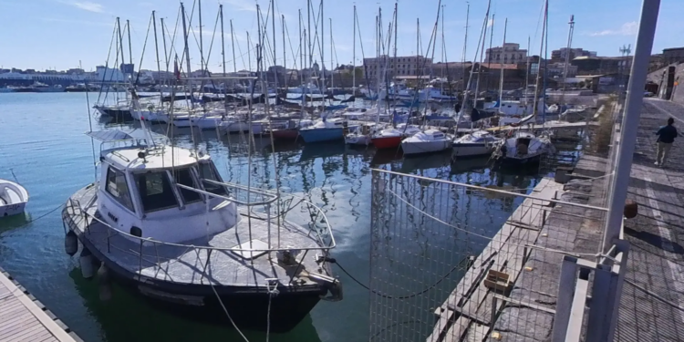 Se rompen amarras de un crucero por viento y dos turistas caen al mar en puerto de Sicilia