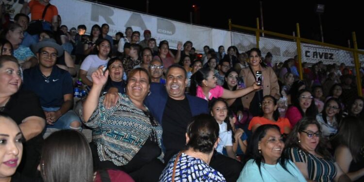 Diputados federales de la Bancada Naranja regalan viajes a parralenses en festejo de Alfredo “El Caballo” Lozoya - ADN