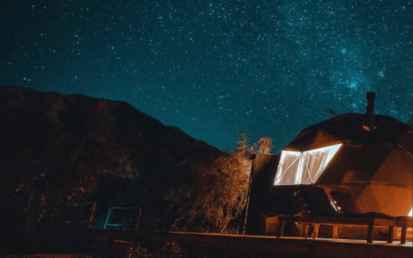 Dormir bajo las estrellas, la solitaria actividad turística que aumenta la autoconfianza: los mejores lugares