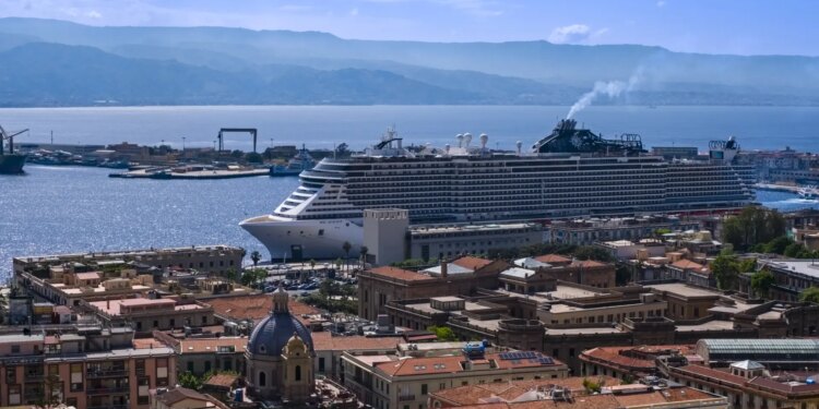 Dos turistas caen al mar desde un crucero en Sicilia al romperse las amarras por viento