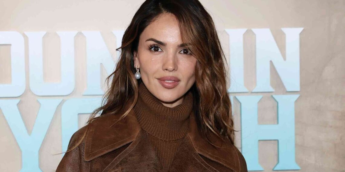 Eiza González luce elegante con una falda boho larga de los 70 que vuelve en 2025