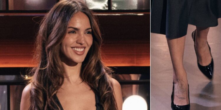 Eiza González lleva vestido negro elegante con zapatos de tacón kitten en el show de Kelly Clarkson