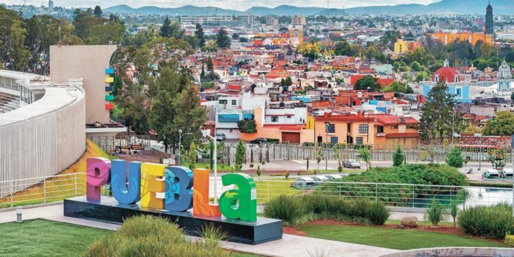 El 50% de autobuses turísticos operan de forma ilegal en Puebla, denuncian empresas