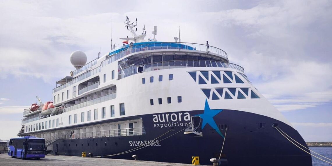 Llega al puerto de Motril el crucero de expedición Sylvia Earle
