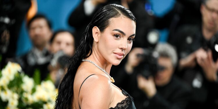 El wetlook vuelve más fuerte que nunca. La MET Gala 2025 lo confirma