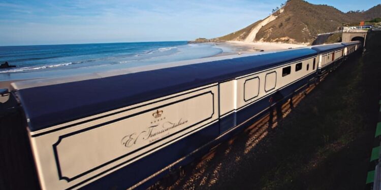 El Transcantábrico recorre el norte de la geografía española, desde Galicia hasta el País Vasco, en vagones históricos.