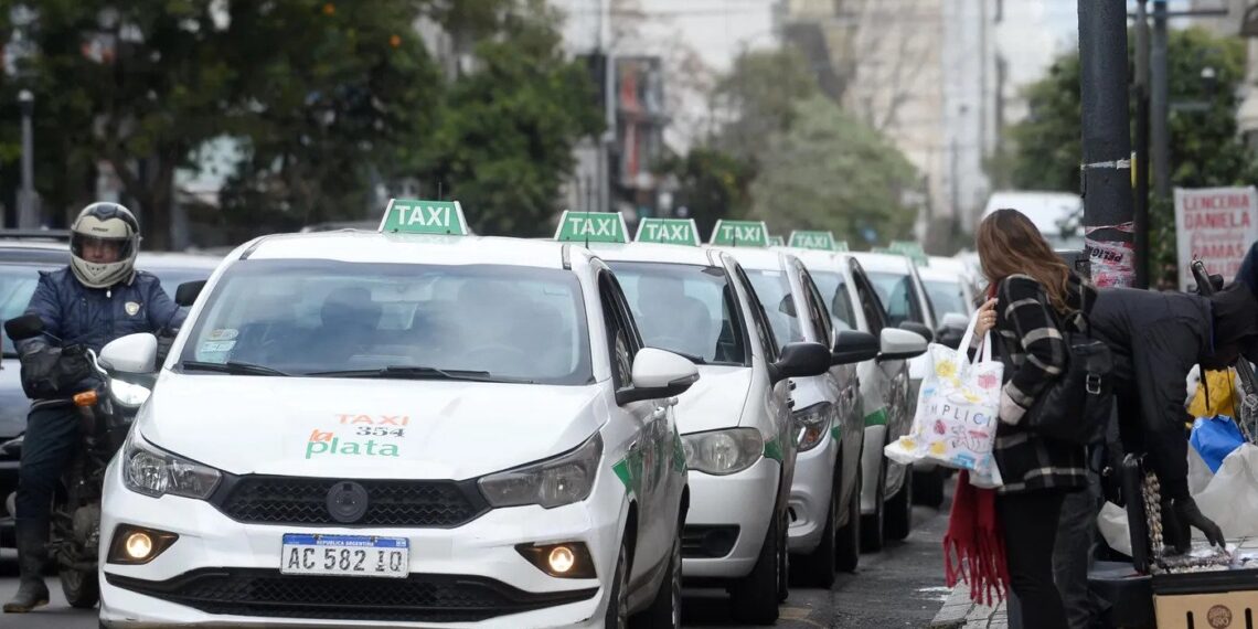 Taxis en La Plata: bajaron los viajes pero subió la recaudación