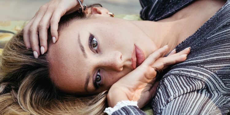 Ester Expósito habla en la portada de Vogue: “No somos muñecas, dejad de estudiarnos exhaustivamente nuestro físico”