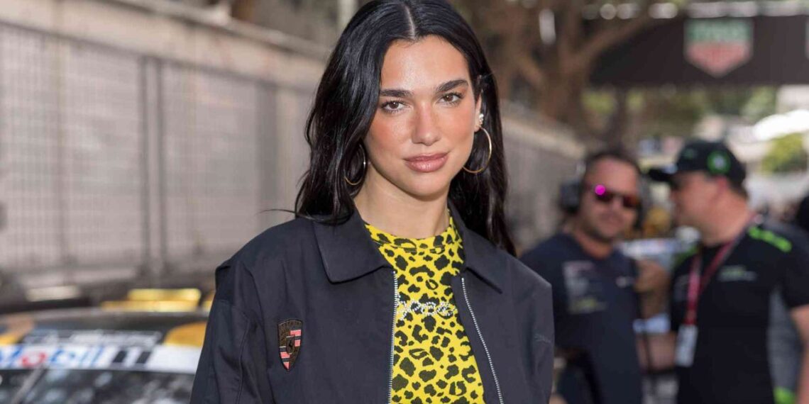 Dua Lipa luce jeans con el ruedo doblado y tenis Puma en tendencia de Primavera-Verano 2025