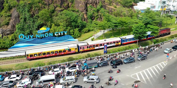 [Foto] El presidente húngaro y su esposa pasean y disfrutan de la vista del lago Hoan Kiem.