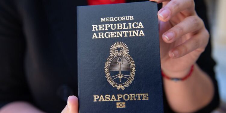 Agilizan la autorización de viajes al exterior para menores de 18 años - Noticias