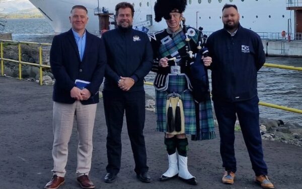 Gaiteros reciben al MSC Preziosa al marcar hito con llegada a Greenock