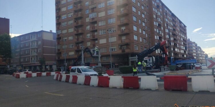 Momento histórico en Zamora, comienza el traslado del monumento del crucero de las Tres Cruces