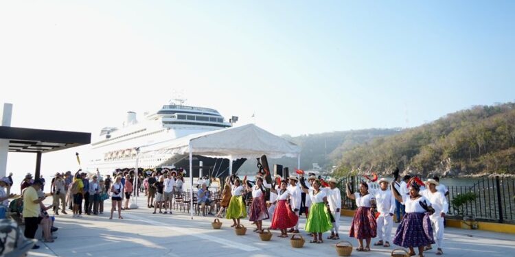 Huatulco recibió más de 47 mil visitantes por crucero y generó más de 40 millones de pesos en derrama económica