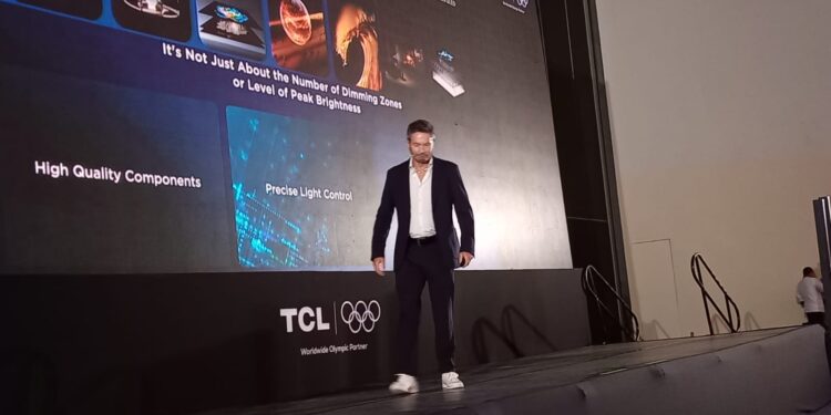TCL revoluciona el entretenimiento en casa con la pantalla QM6K y reafirma su compromiso global con la innovación y sostenibilidad