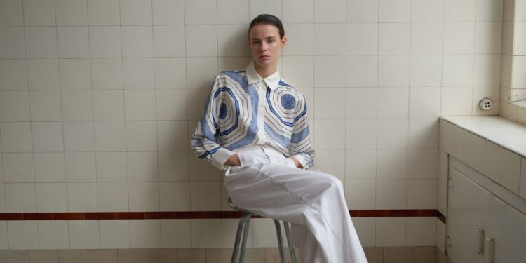 La fórmula perfecta para vestirte este verano 2025 la tiene Sandro (y está inspirada en el mundo artístico de Louise Bourgeois)