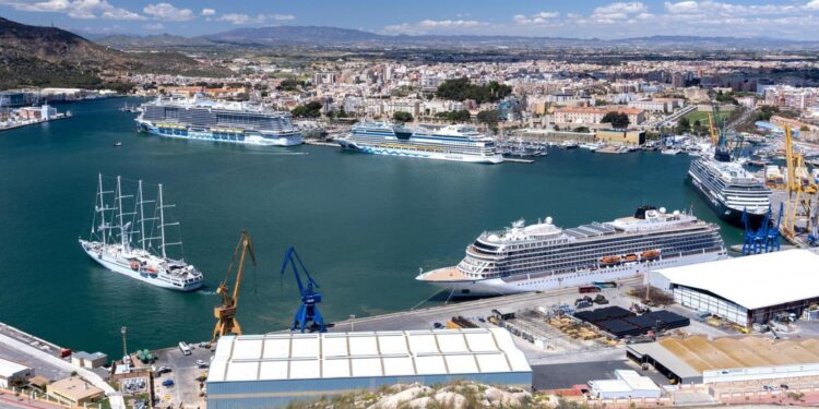 Una foto de archivo de cuatro cruceros atracados en el puerto de Cartagena.