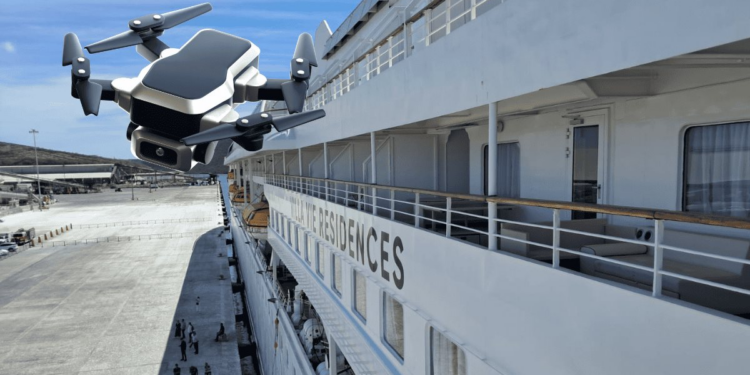 La naturaleza hace de las suyas, Ave se roba dron durante llegada de crucero a Topolobampo