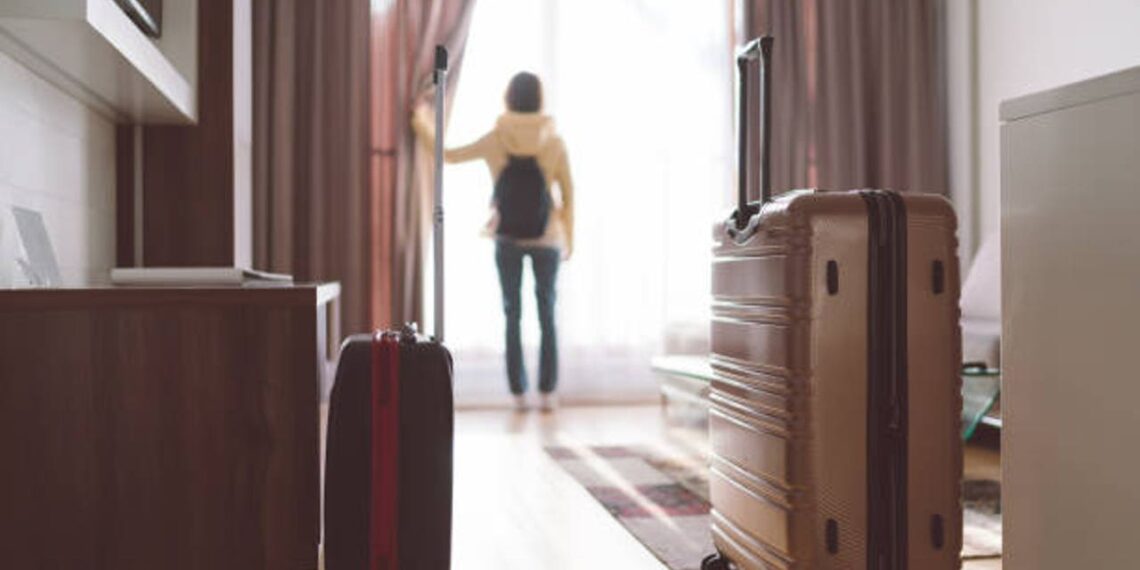 El motivo por el que no colocar tu equipaje en la cama al llegar a un hotel