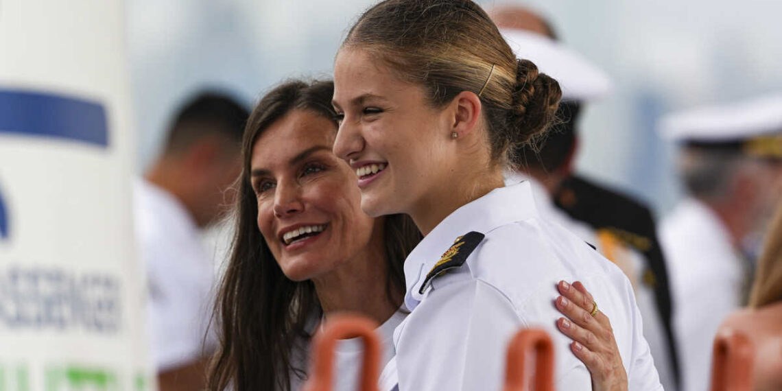 “La reina Letizia, desde que el buque estaba atracando en la Terminal de Cruceros, no podía contener la alegría por ver a su hija después de tanto tiempo”