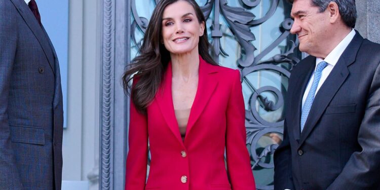 La reina Letizia y la infanta Sofía celebran su graduación con un traje color rojo a juego