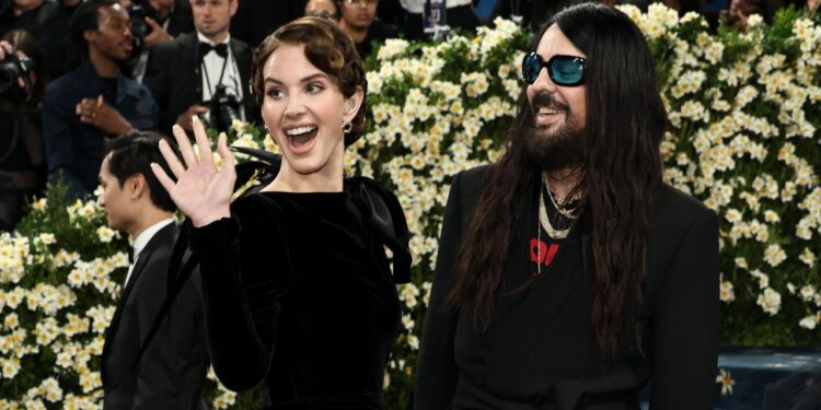 Lana del Rey conquista la alfombra roja con un sublime vestido de Valentino en la MET Gala 2025
