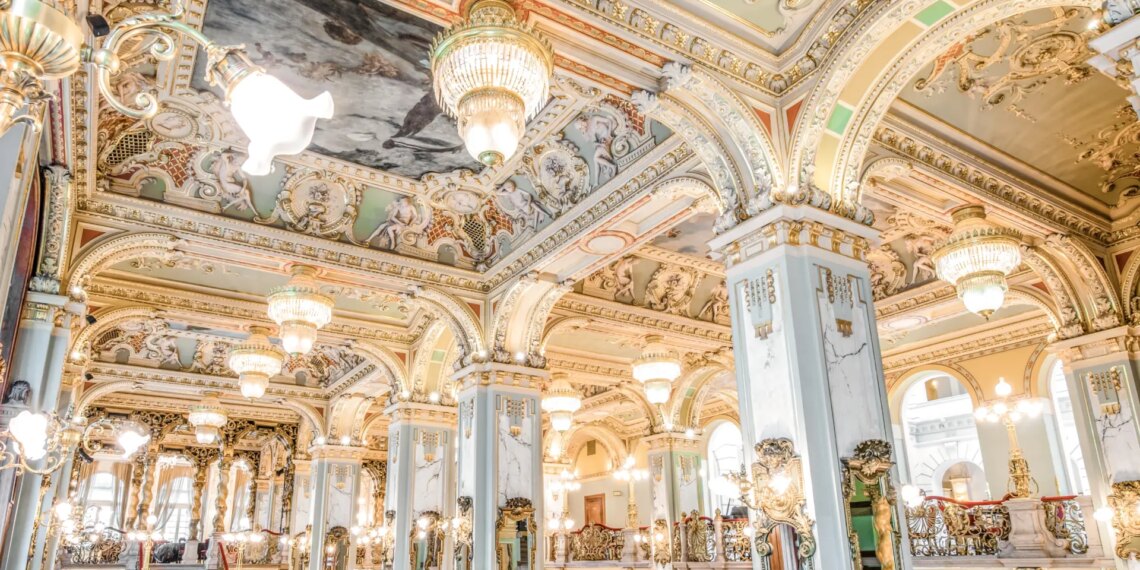 los turistas hacen horas de cola y un café cuesta hasta 13 euros