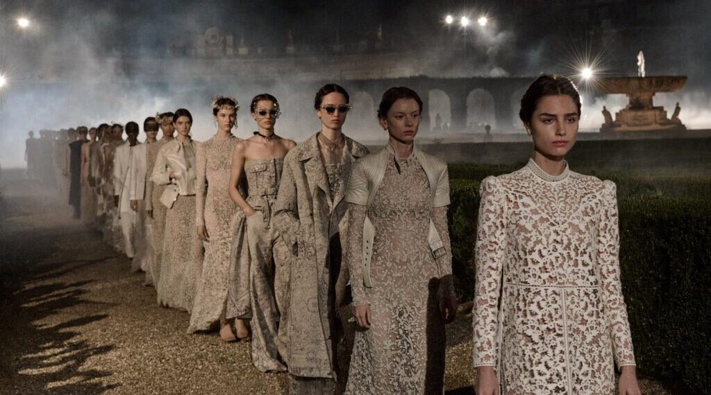 Todo sobre la colección Cruise 2026 de Dior. Imagen: Cortesía de la firma. Adrien Dirand © Fondazione Torlonia