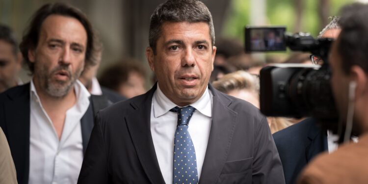 Mazón entrega los primeros 700 'bono viajes' para la recuperación emocional de los afectados de la DANA