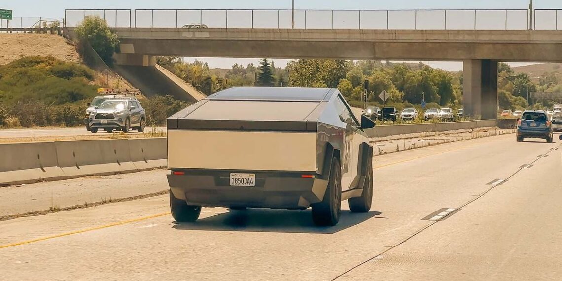 Tenía mi Tesla Cybertruck en control de crucero a 130 km/h y una patrulla de la policía me multó por ir a 143 km/h