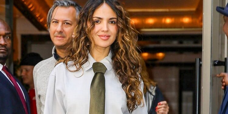 Mi próximo look de oficina es el de Eiza González: Camisa con corbata y jeans acampanados