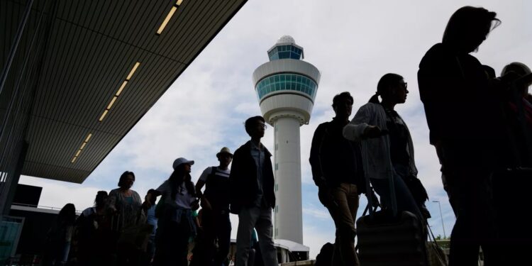 Bajan reservas aéreas entre EU y Europa para verano de 2025: Cirium